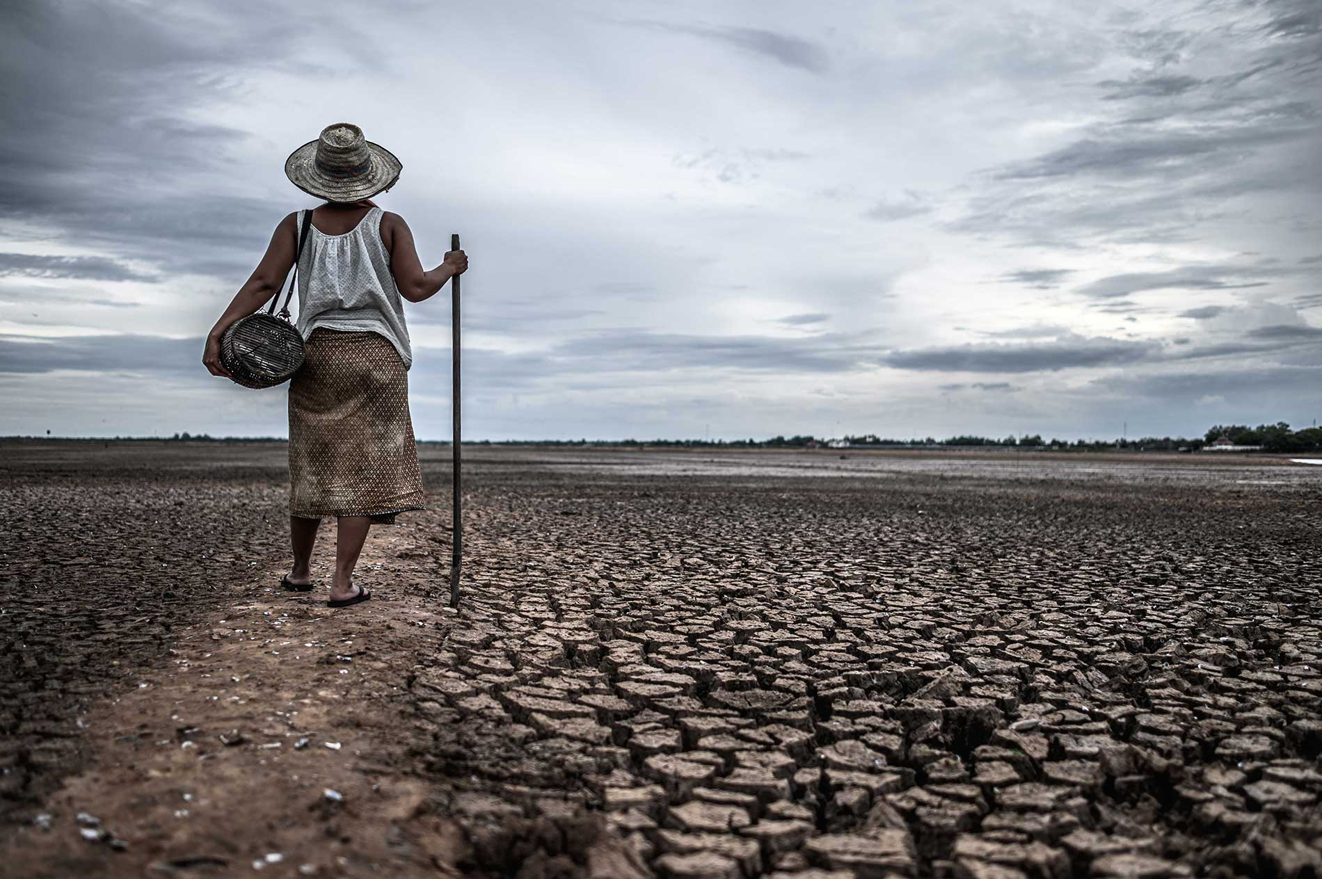 menormulheres-em-pe-em-solo-seco-e-equipamentos-de-pesca-aquecimento-global-e-crise-da-agua